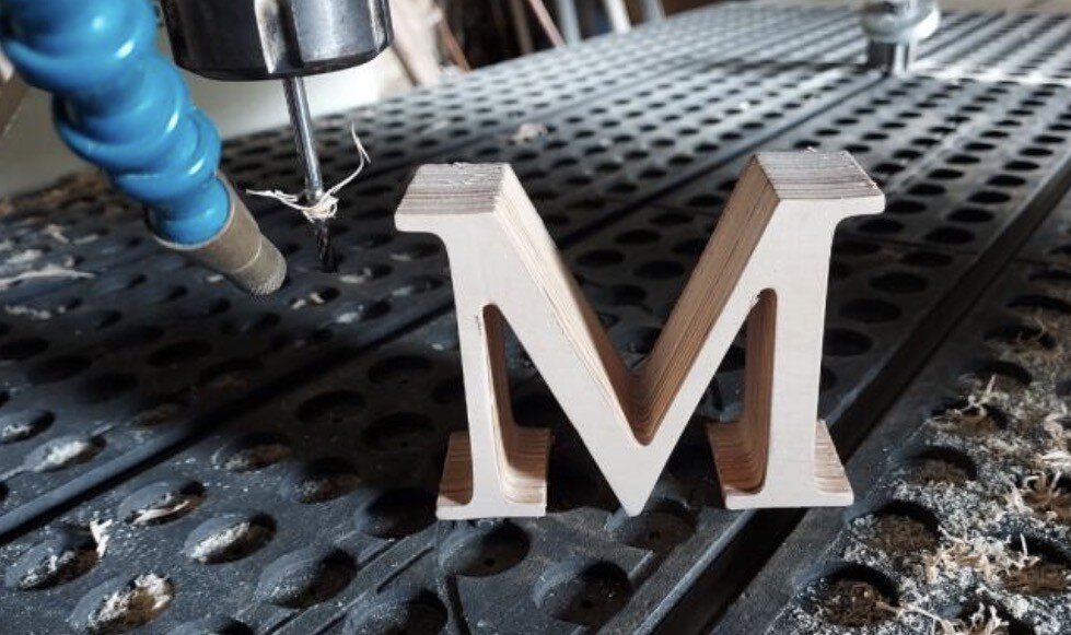 Découpe de la lettre M à la CNC
