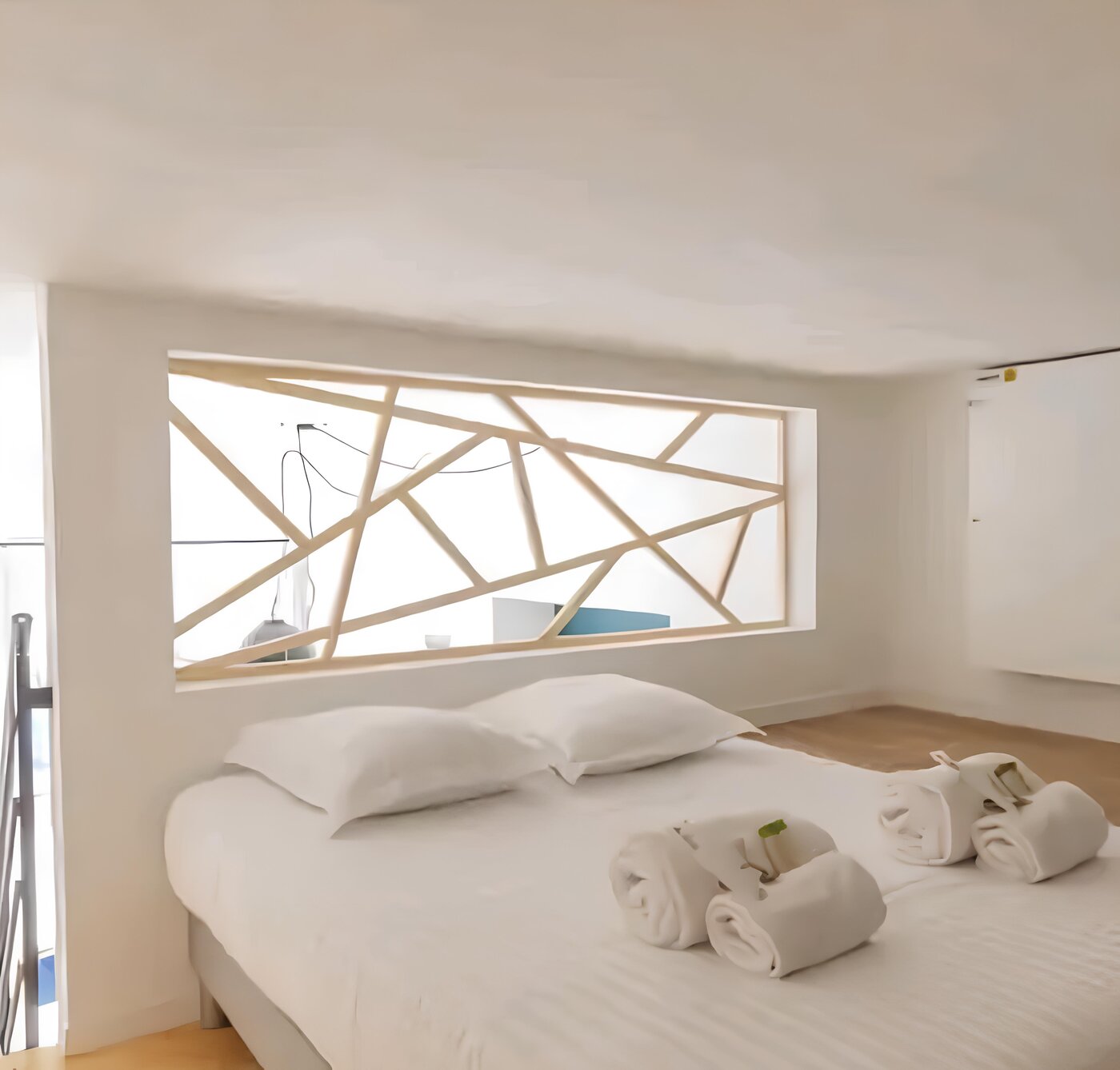 Chambre avec claustra géométrique