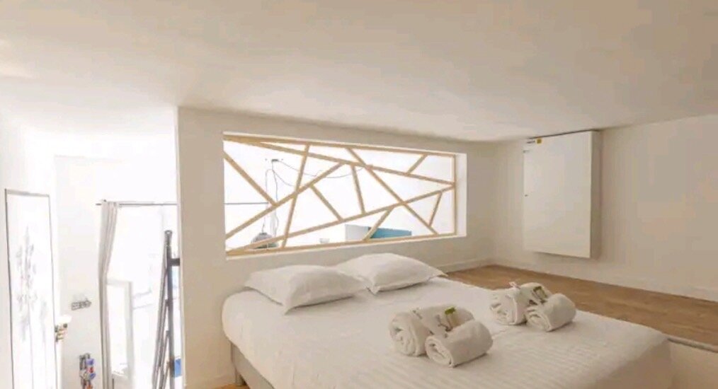 Claustra géométrique au-dessus d'un lit, ambiance hôtel