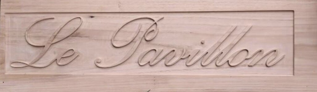 Lettrage « Le Pavillon » gravé cursive dans le bois