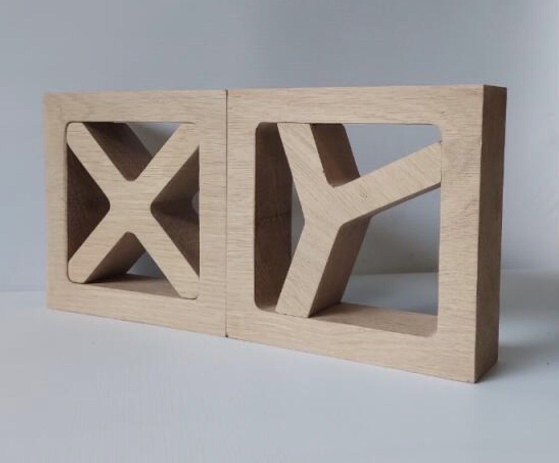 Lettres XY en chêne ajouré
