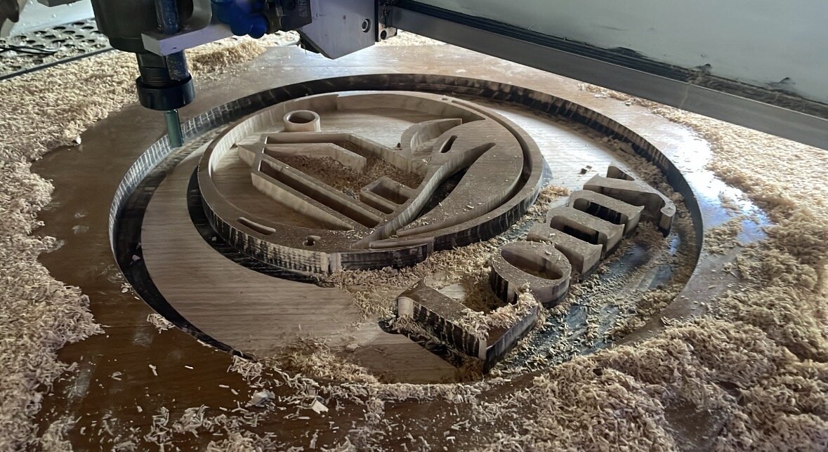 Logo en cours de découpe sur CNC